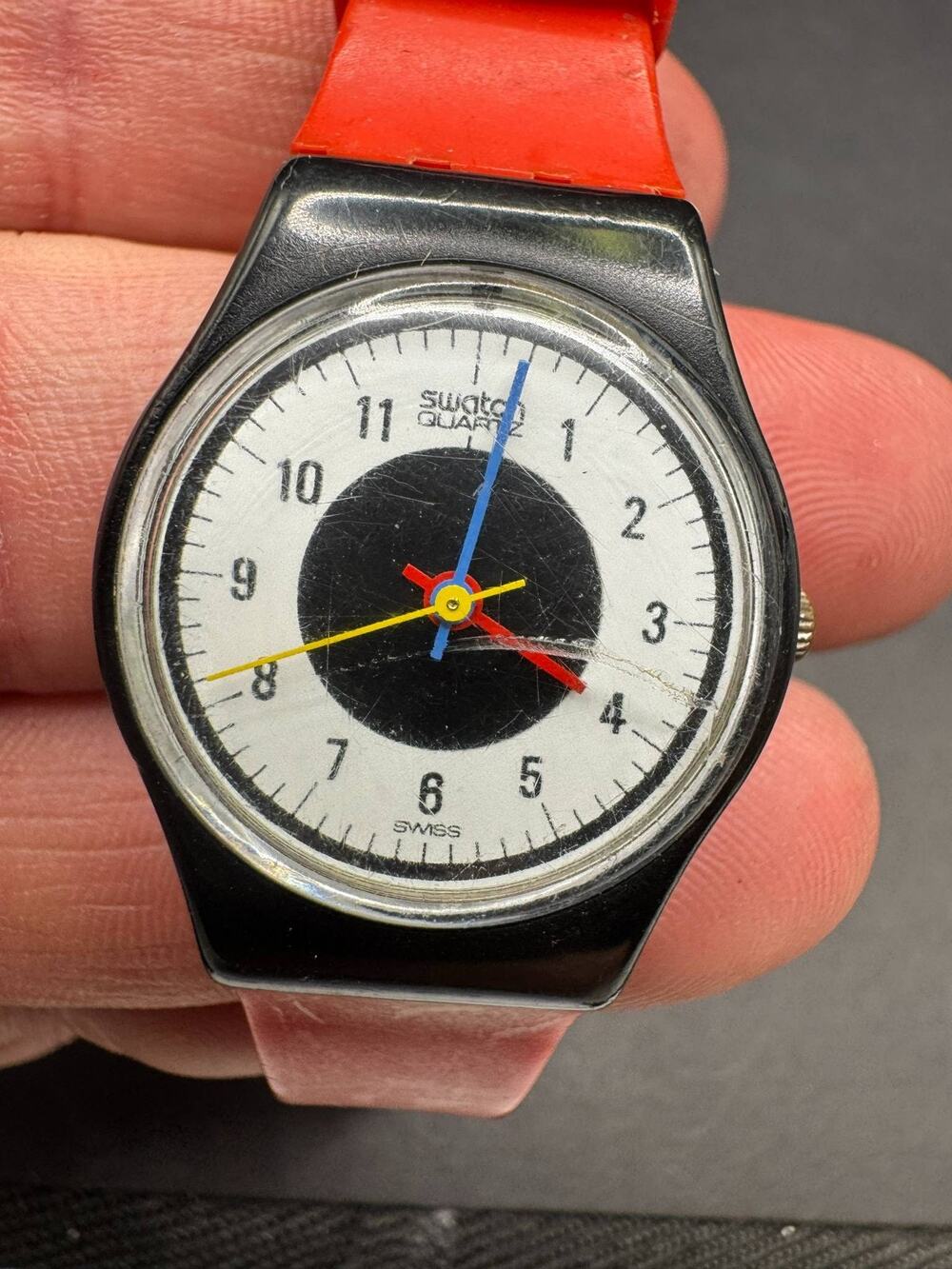 Vintage Swatch Quartz Wrist Watch Black White Dial Red Rubber Band Swiss Made